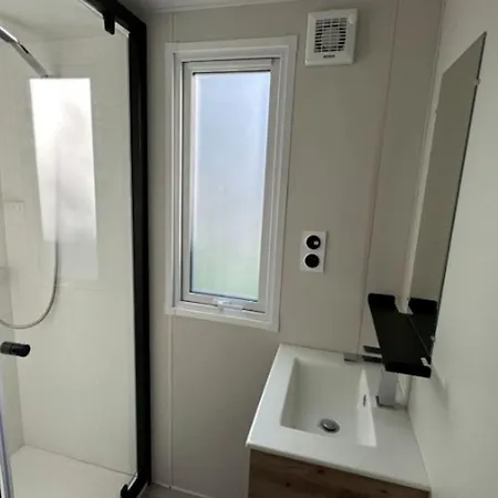 Mobil-home Confortable Avec Terrasse - 4 Personnes - Api-1-52-1277 Camping Challes-les-Eaux